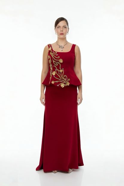 فستان سهرة أحمر بحمالات رفيعة ومقاسات كبيرة